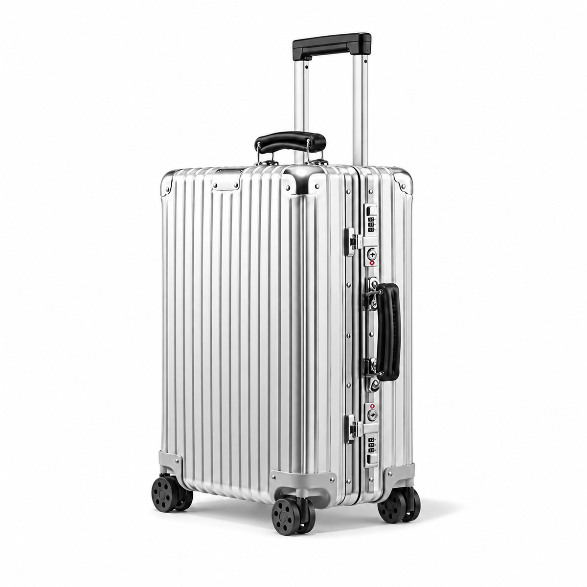 Valise rainurée argentée sur fond blanc, netteté améliorée